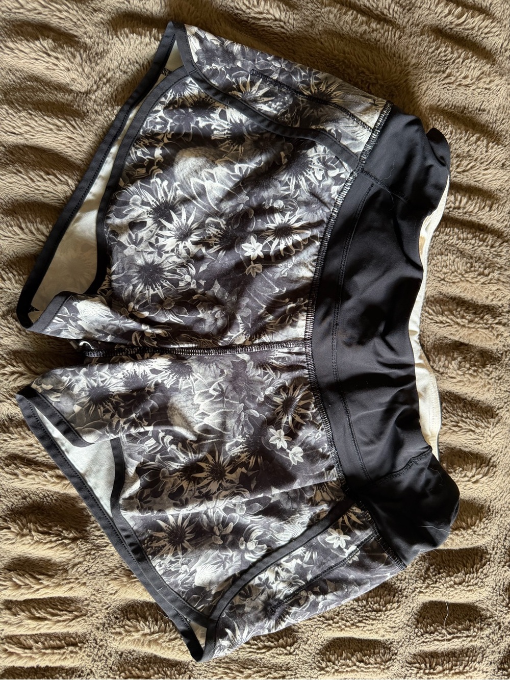 lululemon Size 6 Black and White Floral Running Shorts